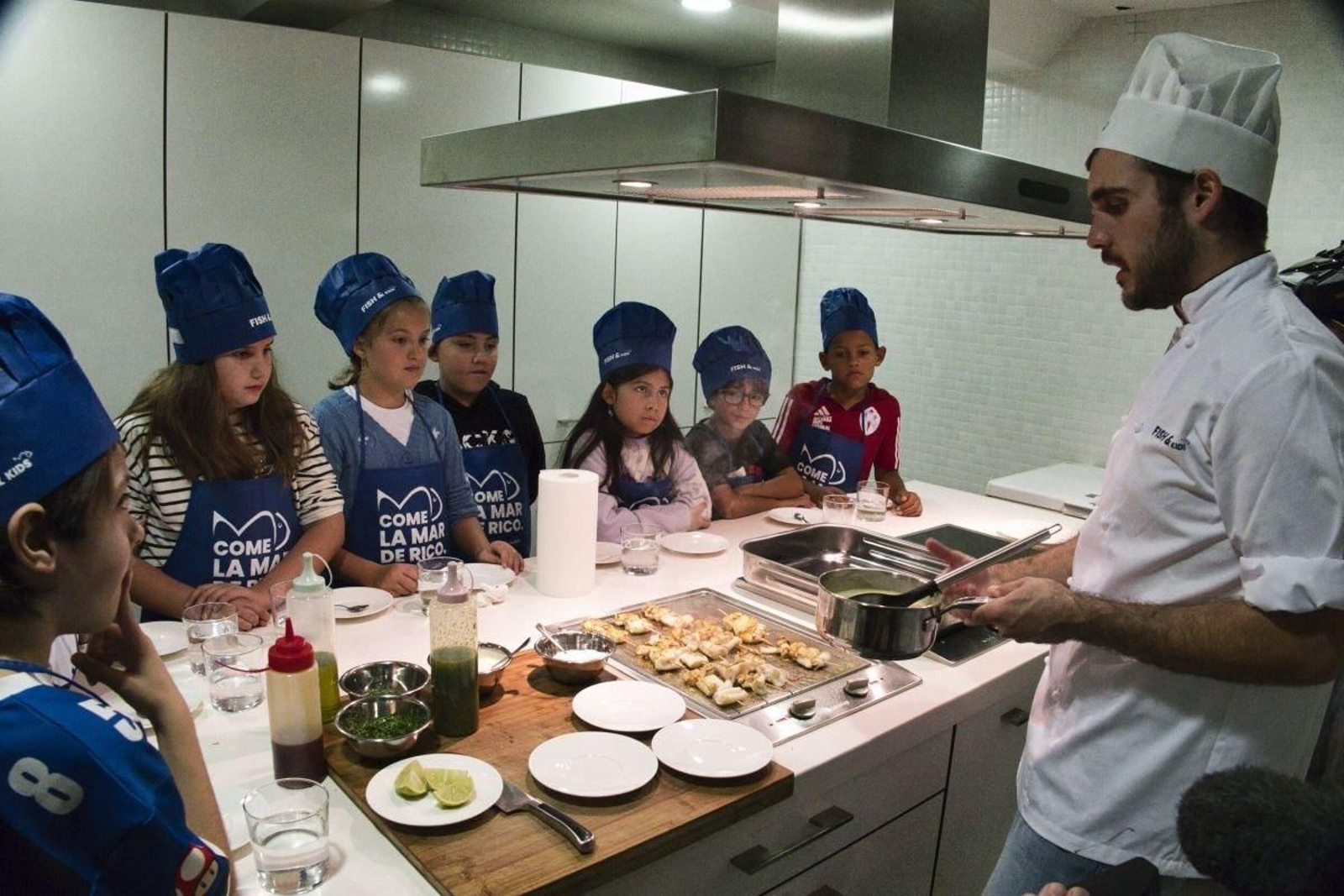 Uno de los talleres de cocina de pescado para niños organizado ayer por Conxemar, que despertó el interés por las distintas especies y sabores.