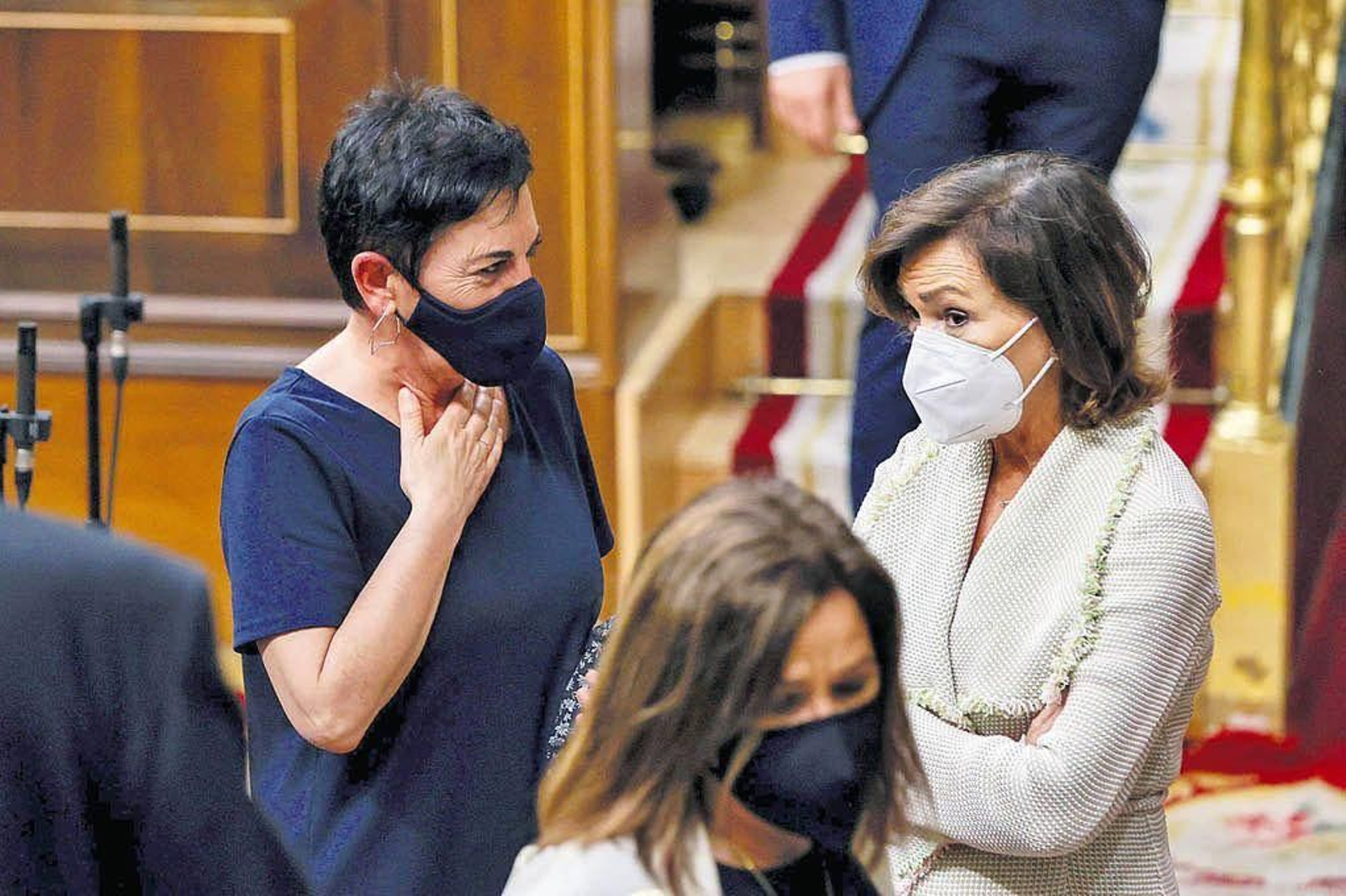 Calvo, a la derecha, conversa con la portavoz de Bildu, Mertxe Aizpurua, en el receso de un pleno.