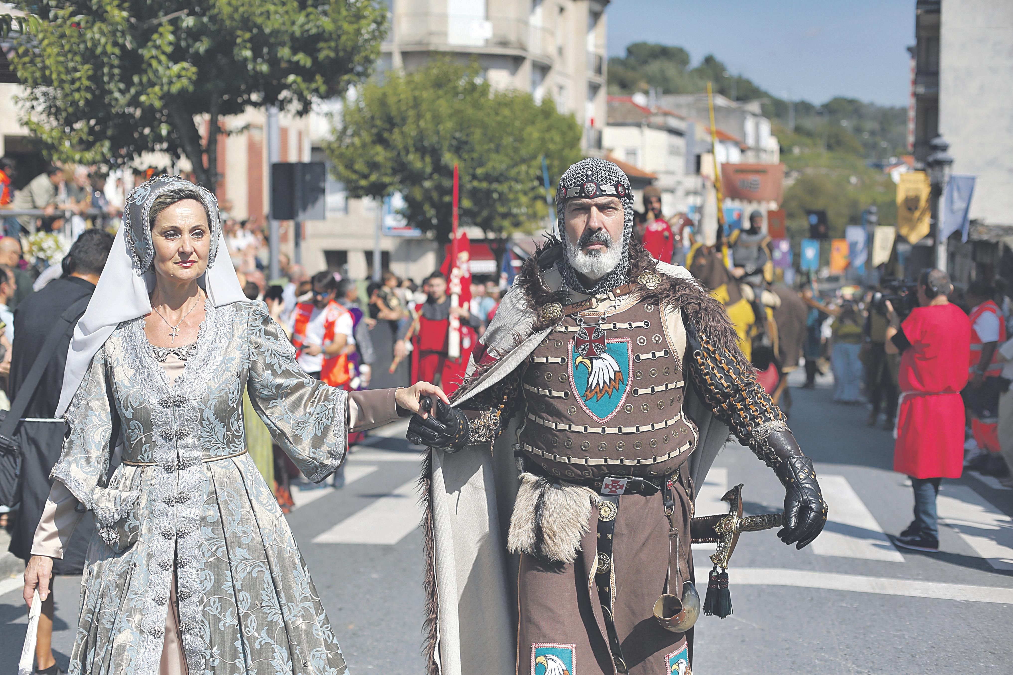 Dúas personaxes durante o desfile medieval en 2019.