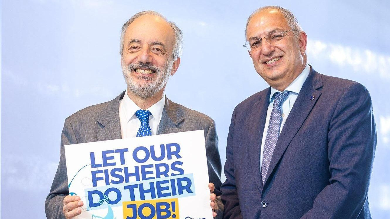 El eurodiputado Millán Mon con el comisario Costas Kadis.