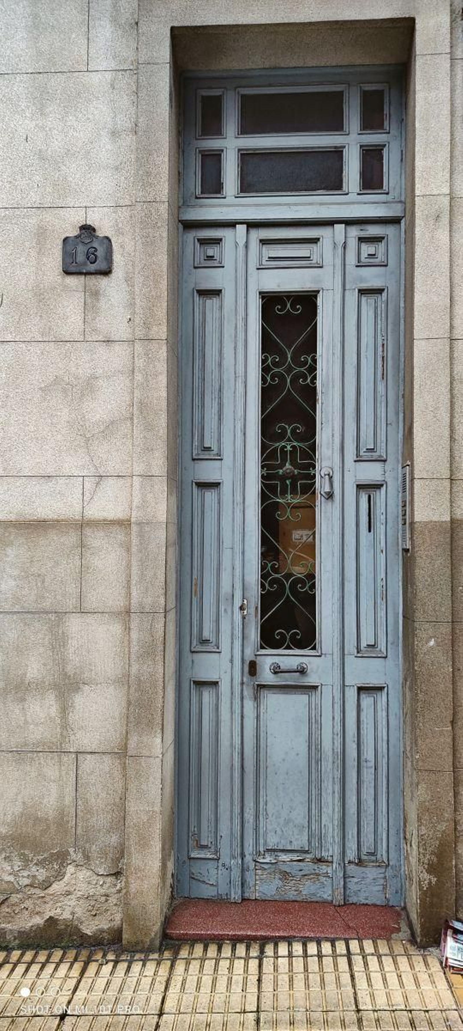 La esbelted de esta puerta del Puente da idea de la altura de los techos de la vivienda.