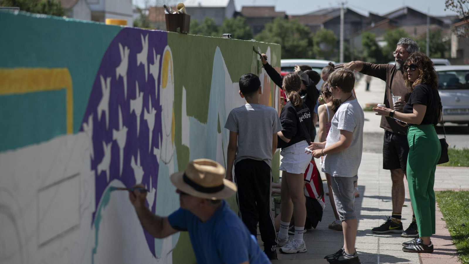 Leandro Lamas -de pé- este luns en Verín dando instrucións ao alumnado do CEIP Amaro Refojo para pintar o mural.
