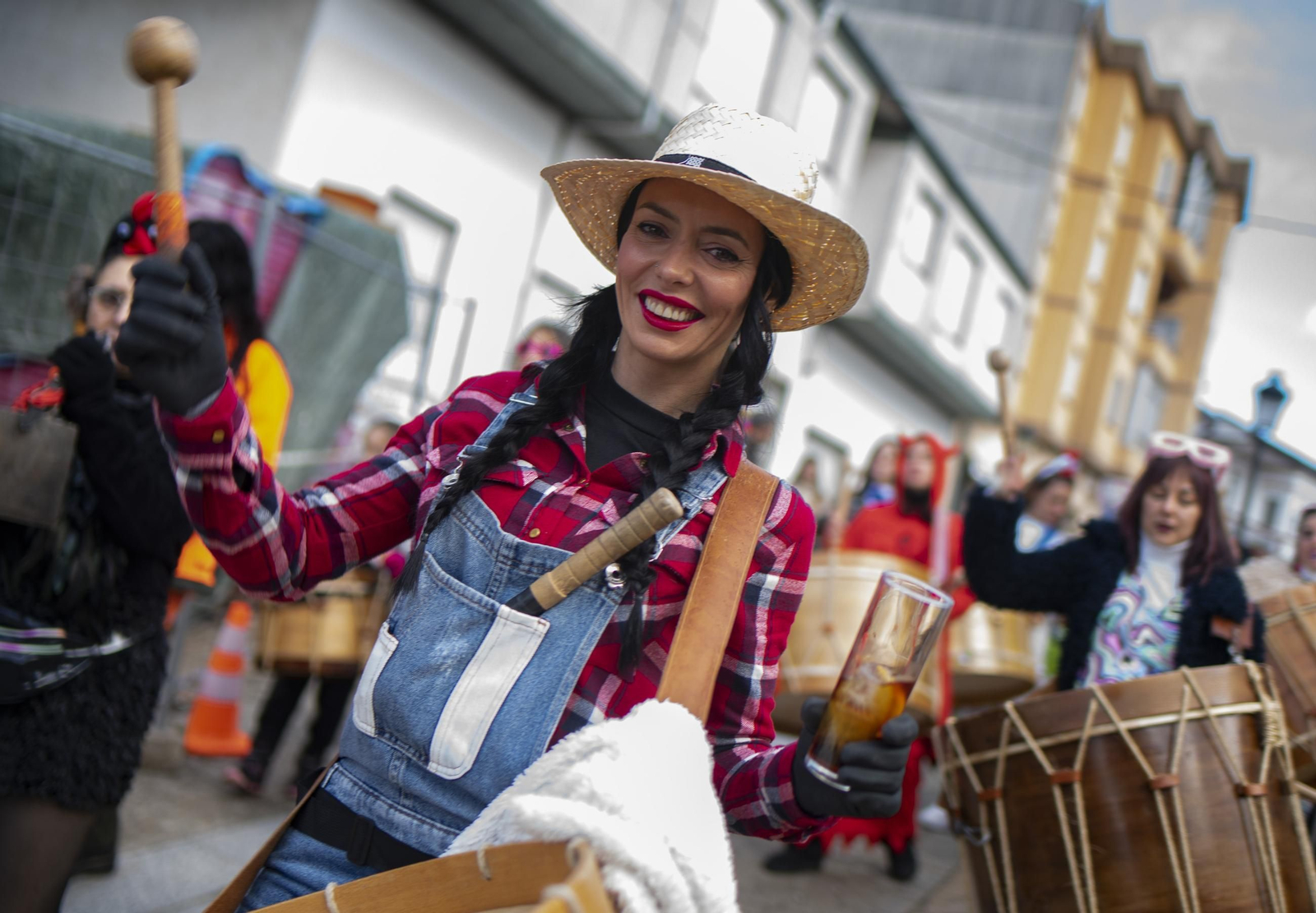 Galería | Viana do Bolo da inicio a su Entroido con el folión femenino