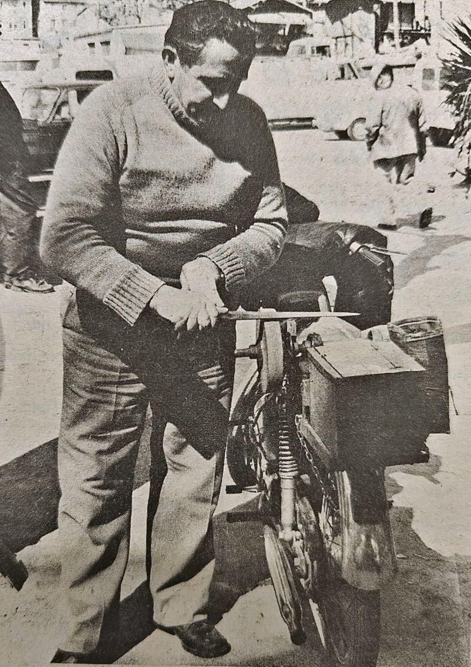 José Carballo Rodríguez con su moto de afilador.