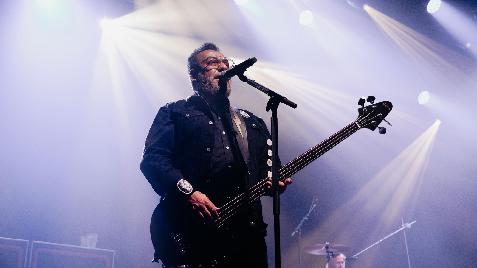 Paco Ayala, bajista de Molotov, durante una de las actuaciones su gira “Frijoleuros”.