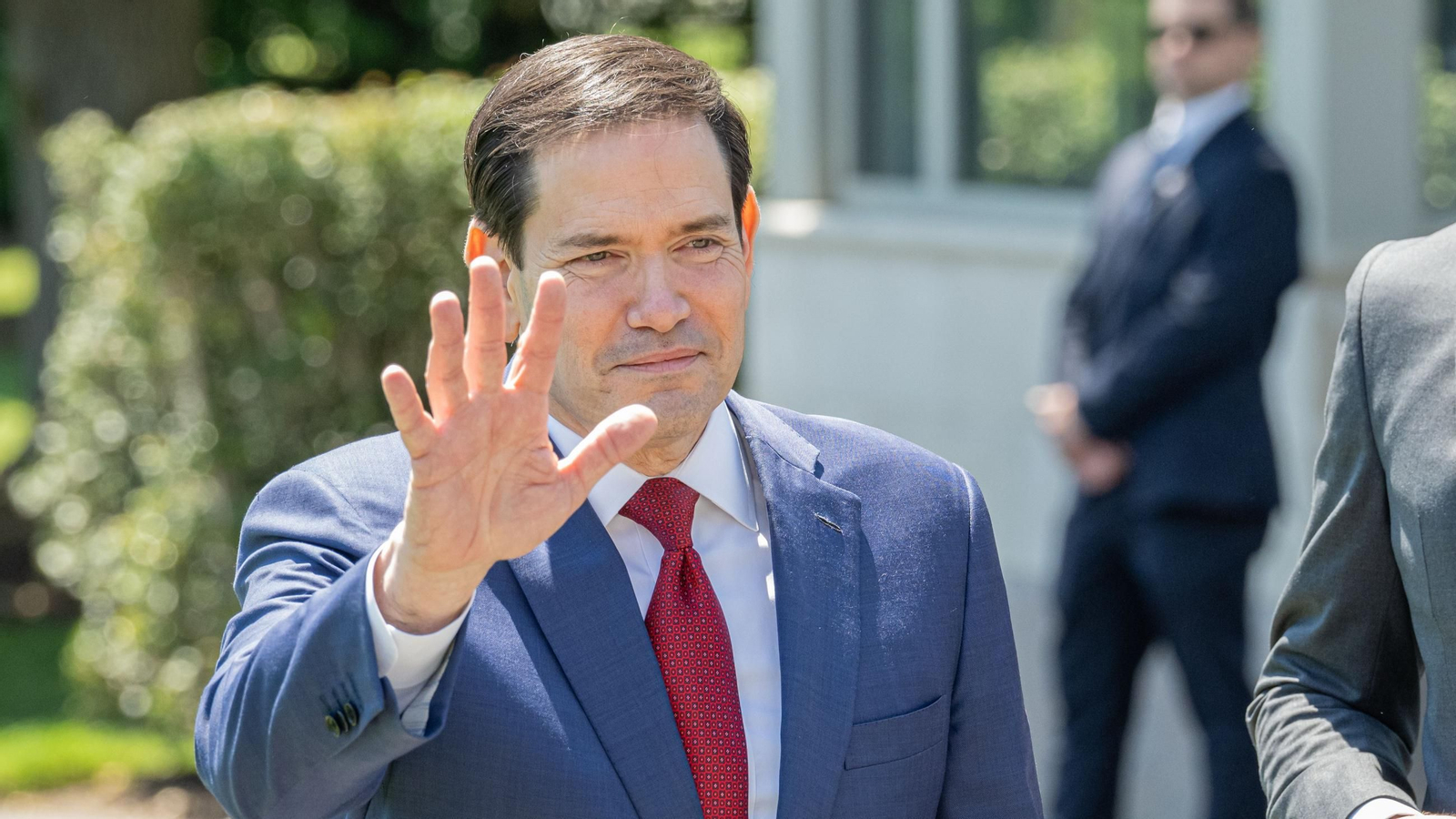 Estados Unidos: El secretario de Estado estadounidense, Marco Rubio, abandona la Casa Blanca junto al presidente Donald Trump.