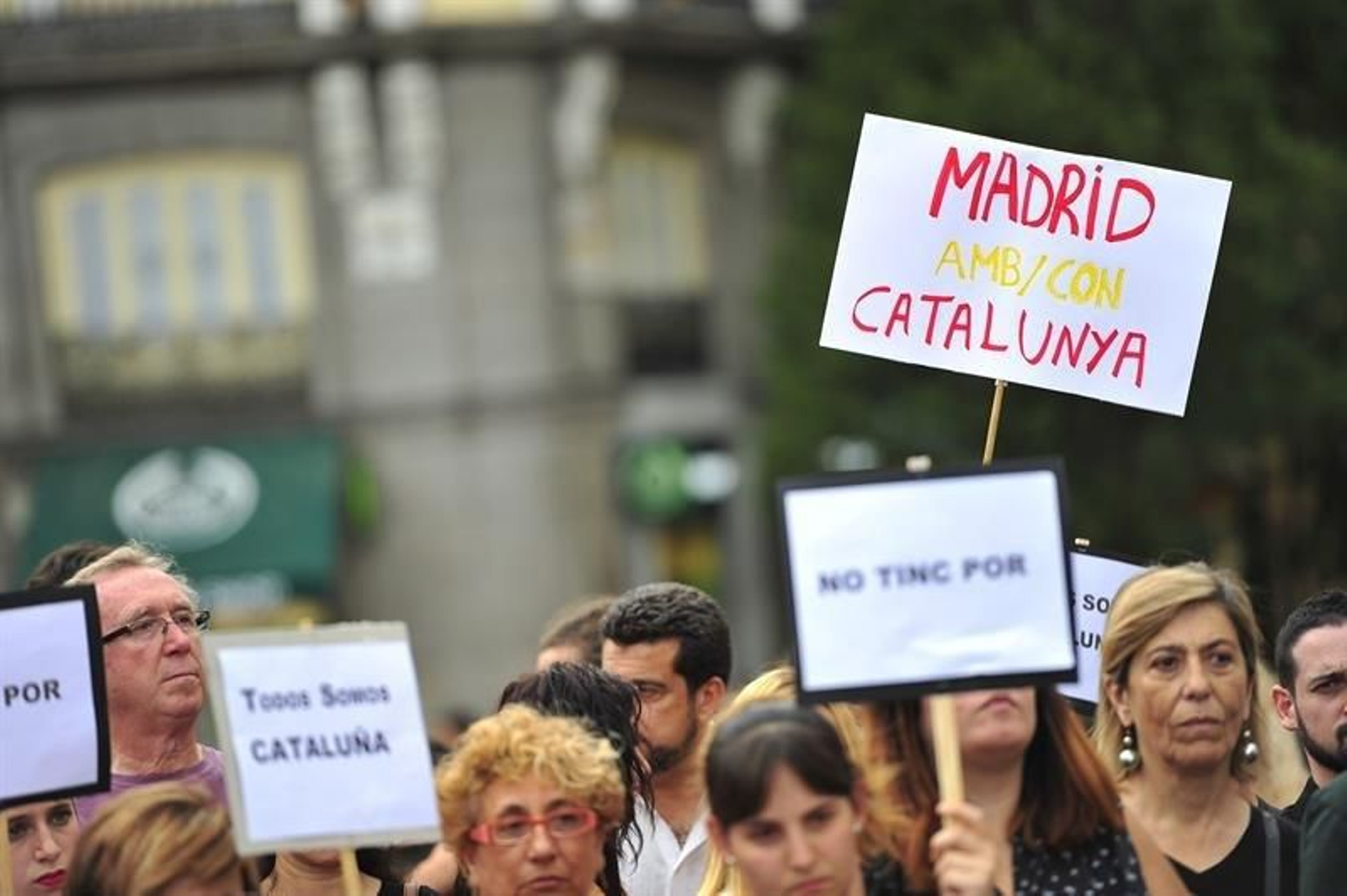 Vista de la concentración convocada hoy por el colectivo Recortes Cero a través de la red social Twitter en la Puerta del Sol de Madrid en apoyo de la que se ha celebrado en Barcelona contra el terrorismo y por las víctimas de los atentados.