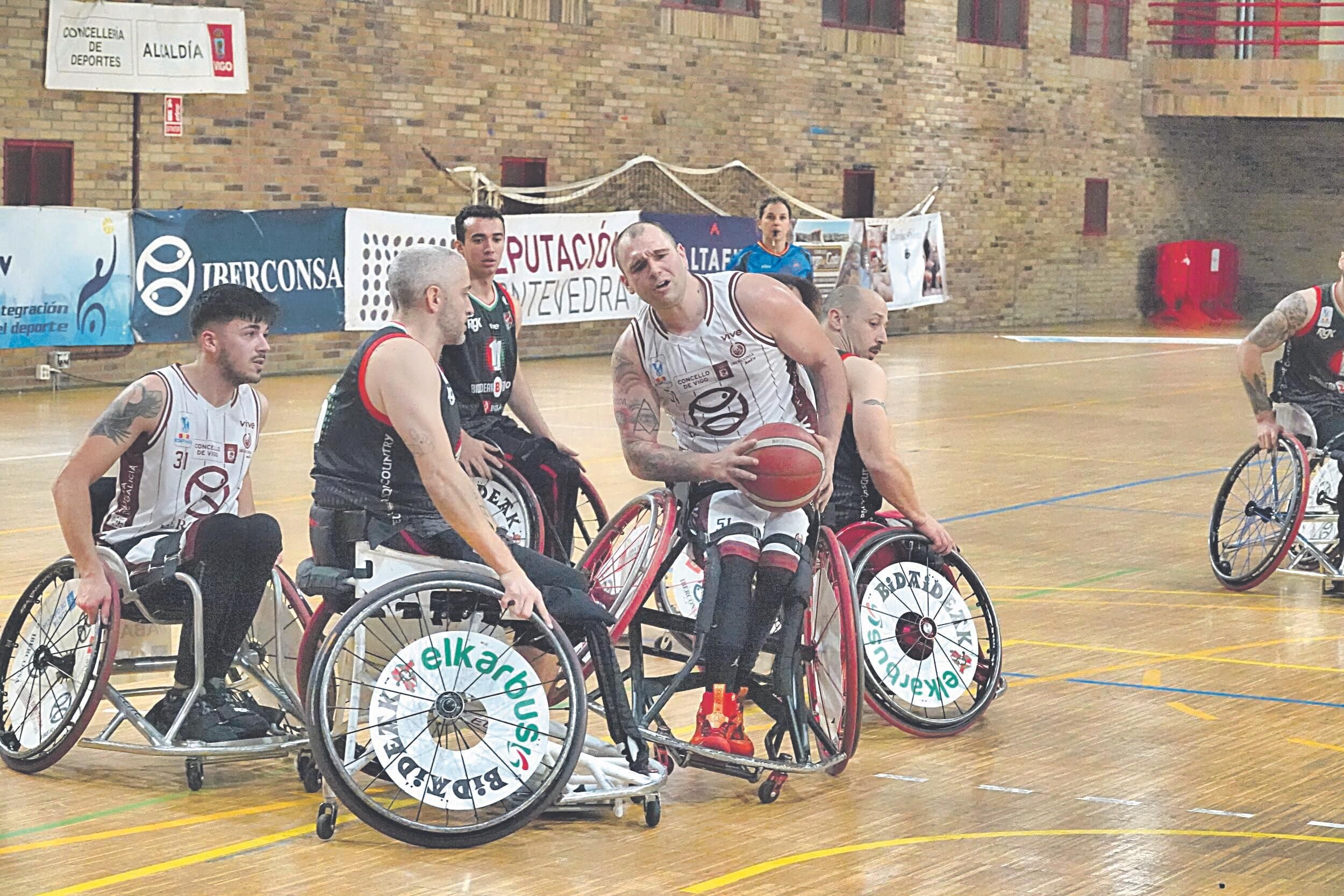 Agustín Alejos, con el balón, firmó otro triple doble en el partido de ayer contra el Bidaideak Bilbao.