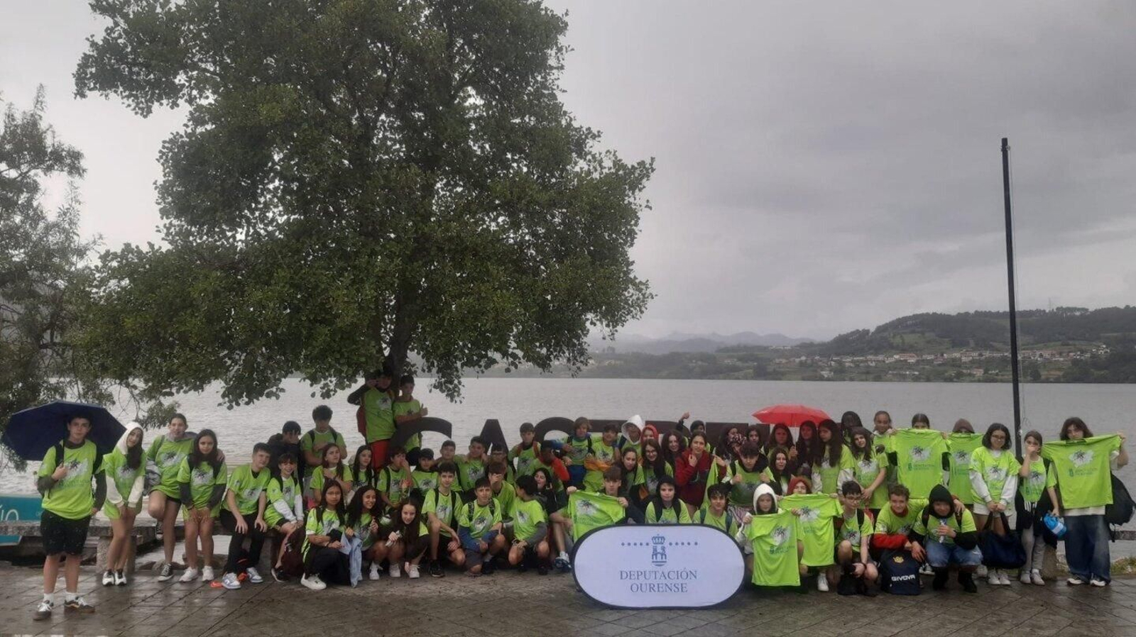 Un grupo de jóvenes bajo la lluvia después de realizar una de las actividades del programa