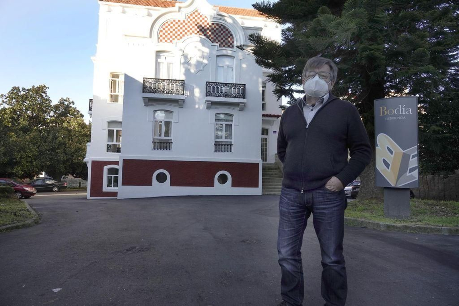 José Manuel Pazos, ante las puertas del centro de cuidados integrados Bodía de Vigo.