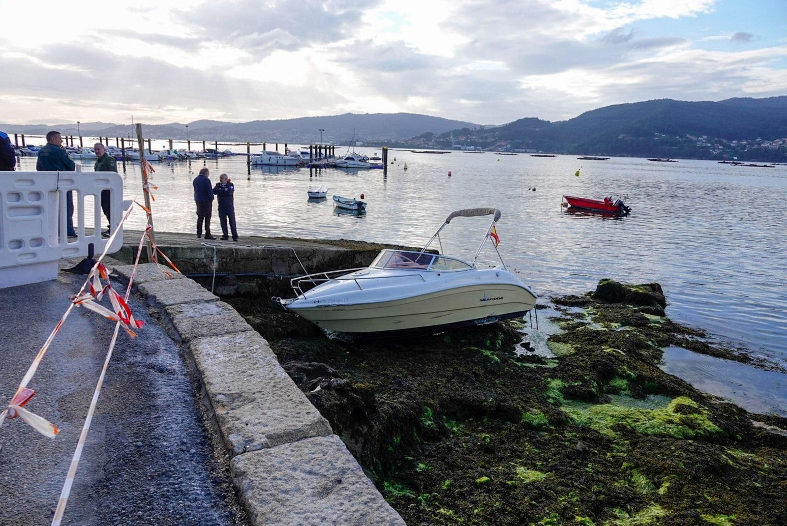 Galería | Un hombre, localizado sin vida entre las bateas en Chapela