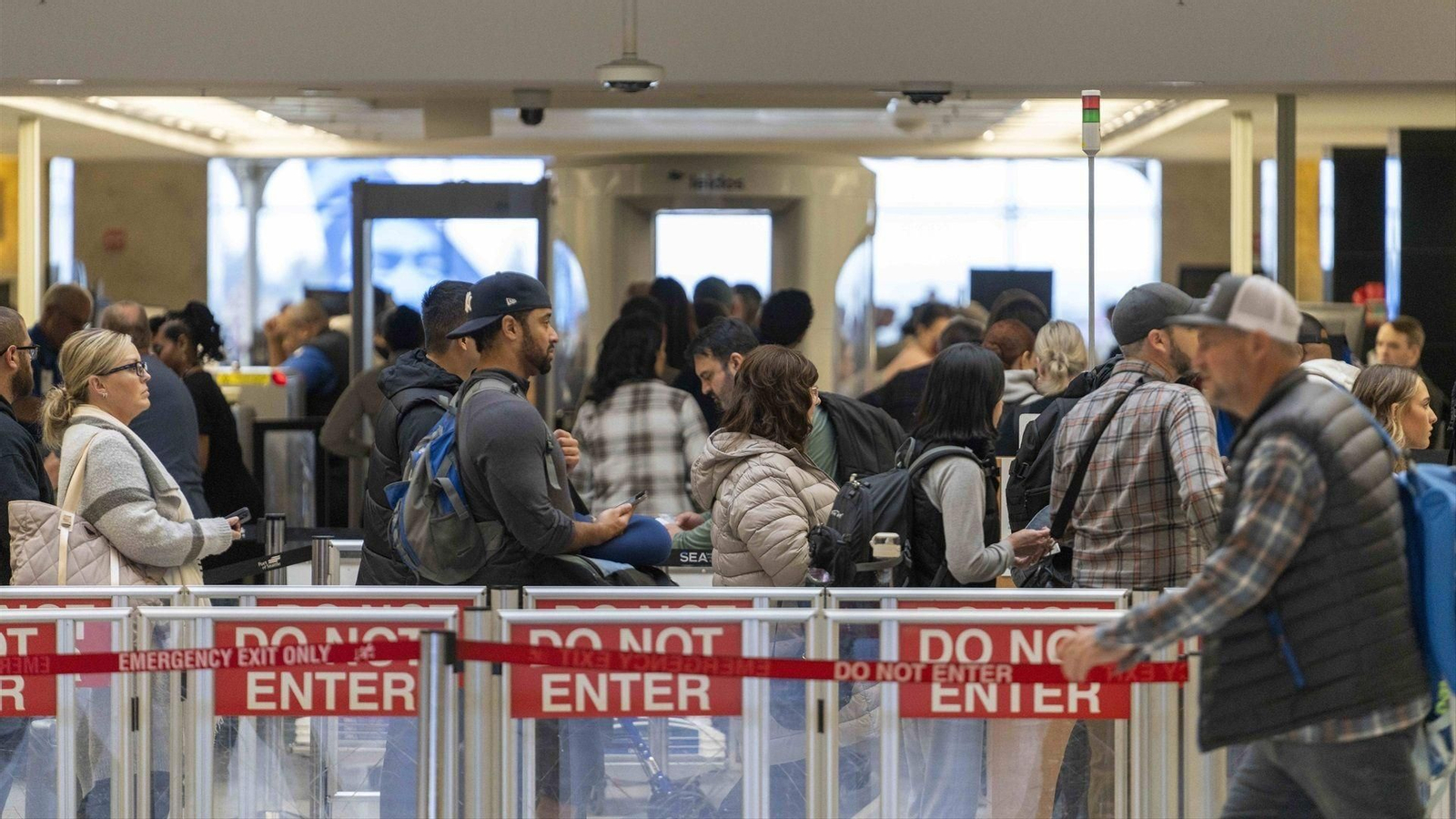 Pasajeros esperan en Seattle-Tacoma mientras la parálisis del gobierno provoca retrasos por la falta de controladores aéreos.