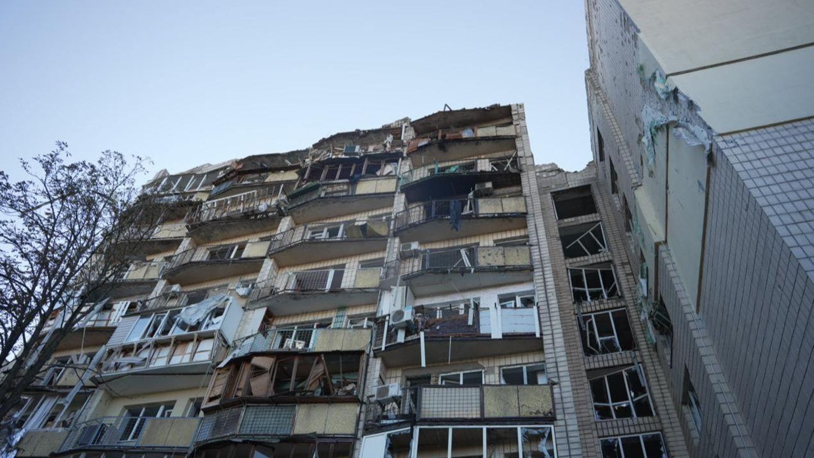 Un edificio de viviendas de Kiev, víctima de un bombardeo de Rusia