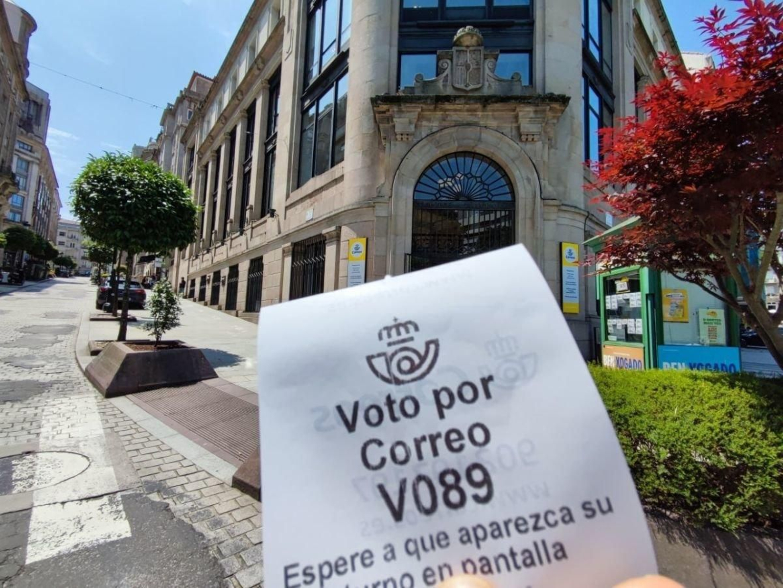 Cita para solicitar el voto por correo en una oficina postal.
