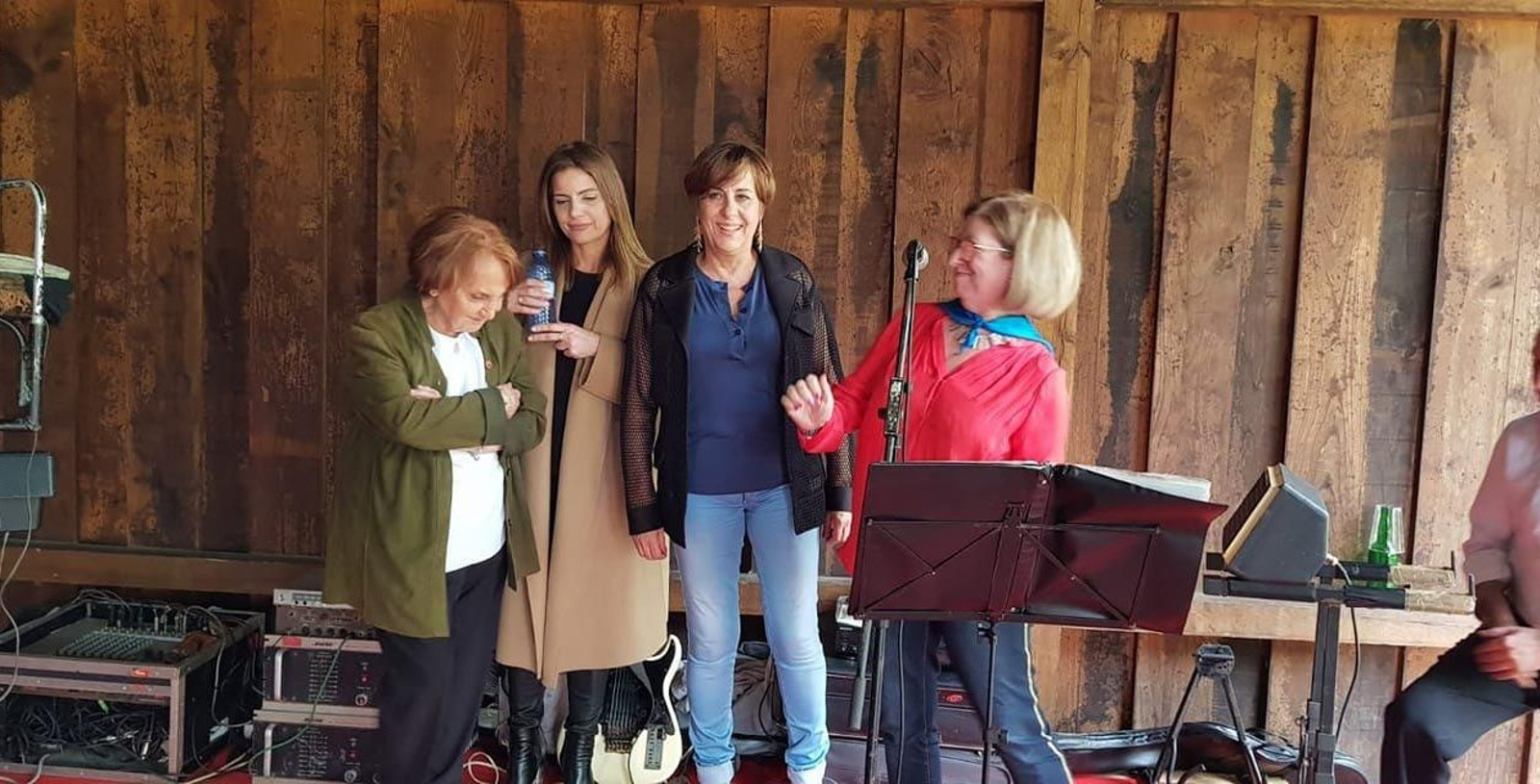 La directora general de Emigración, Begoña Serrano, y la presidenta del Consejo de Comunidades Asturianas, Paz Fernández Felgueroso se unieron a la fiesta.