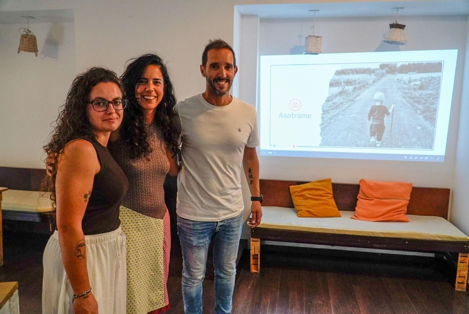 Manu Estévez, en la charla que tuvo lugar en la sede de A Morada, en la calle Enrique Macías número 6.