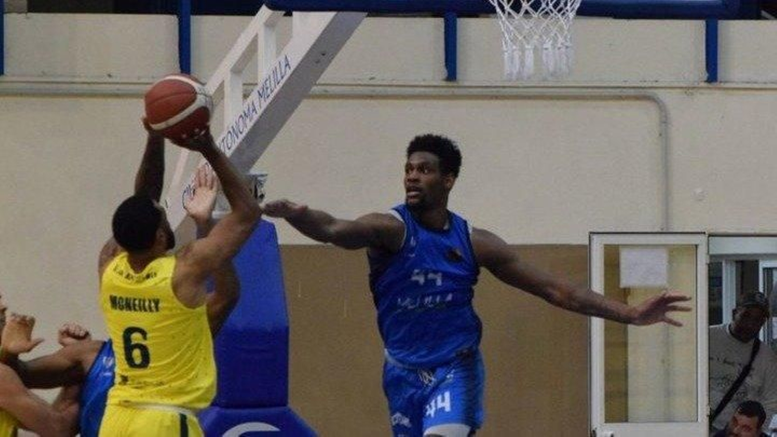 Peter-McNeilly lanza a canasta ante Varence en el partido del COB ante el Melilla.