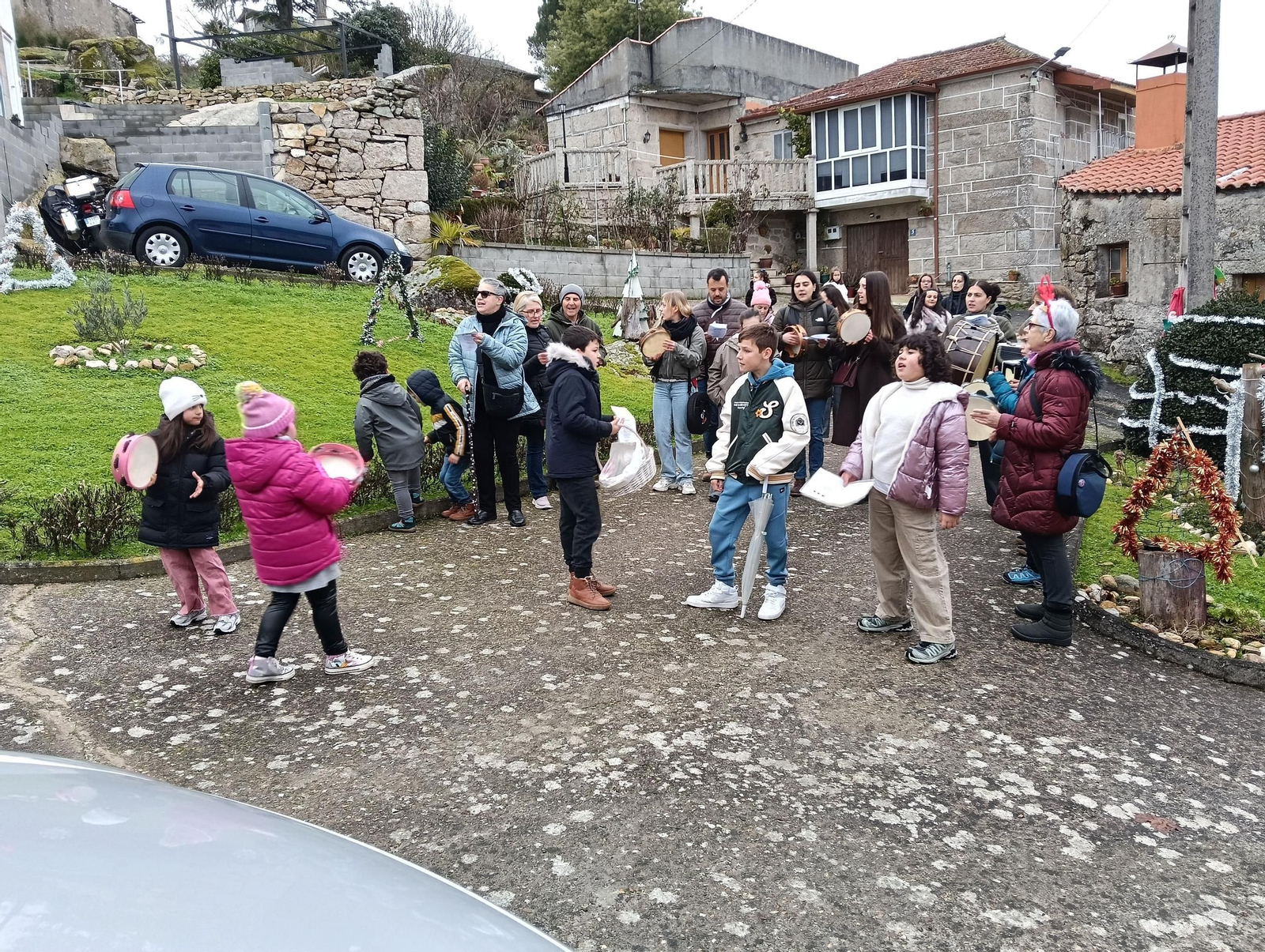 A cativada de Sandiás cantando os Reis en Vilariño das Poldras.