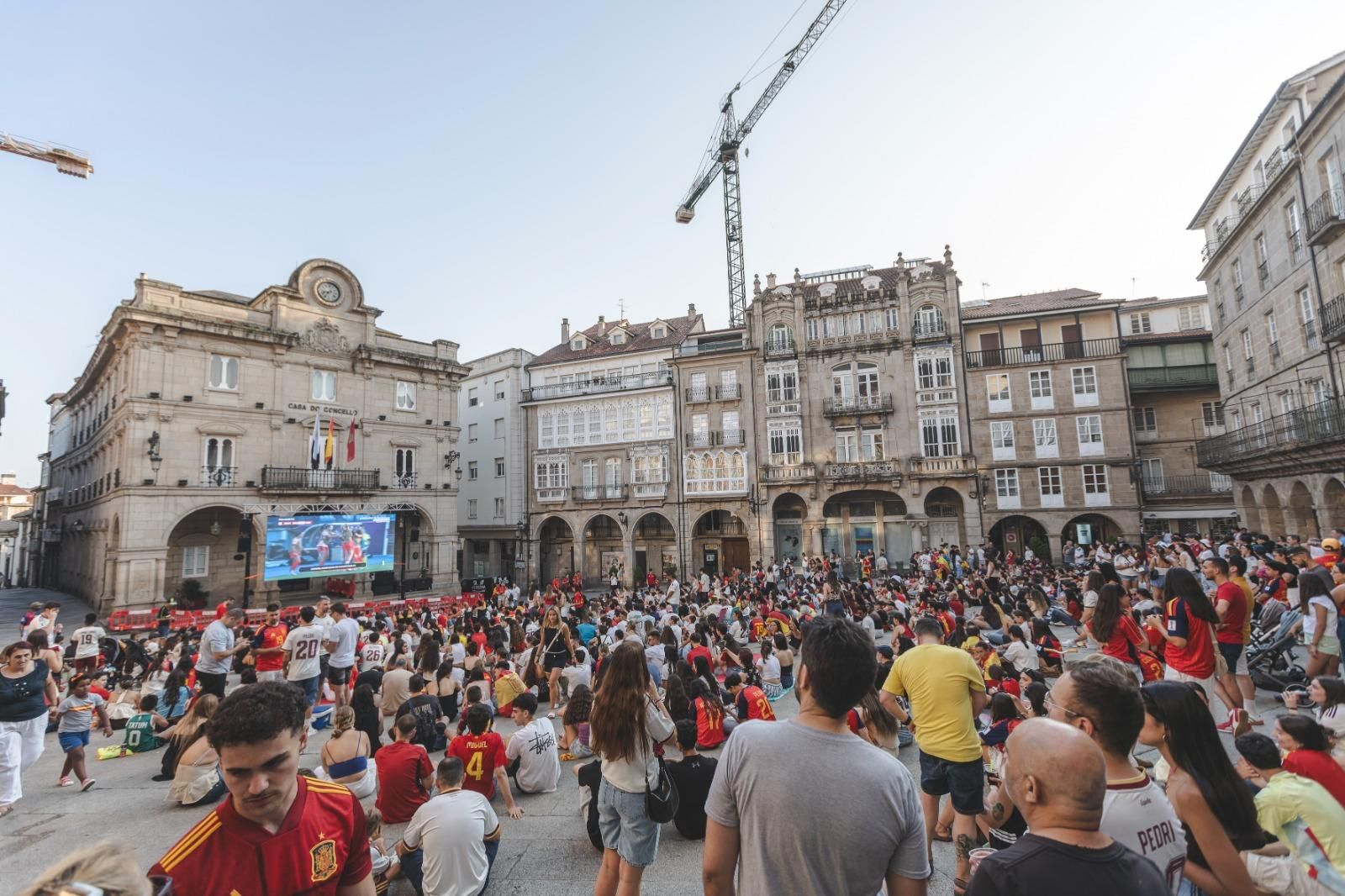 Galería | Camisetas, banderas y las calles de Ourense llenas de emoción por ver a España jugar los cuartos de final, en fotos