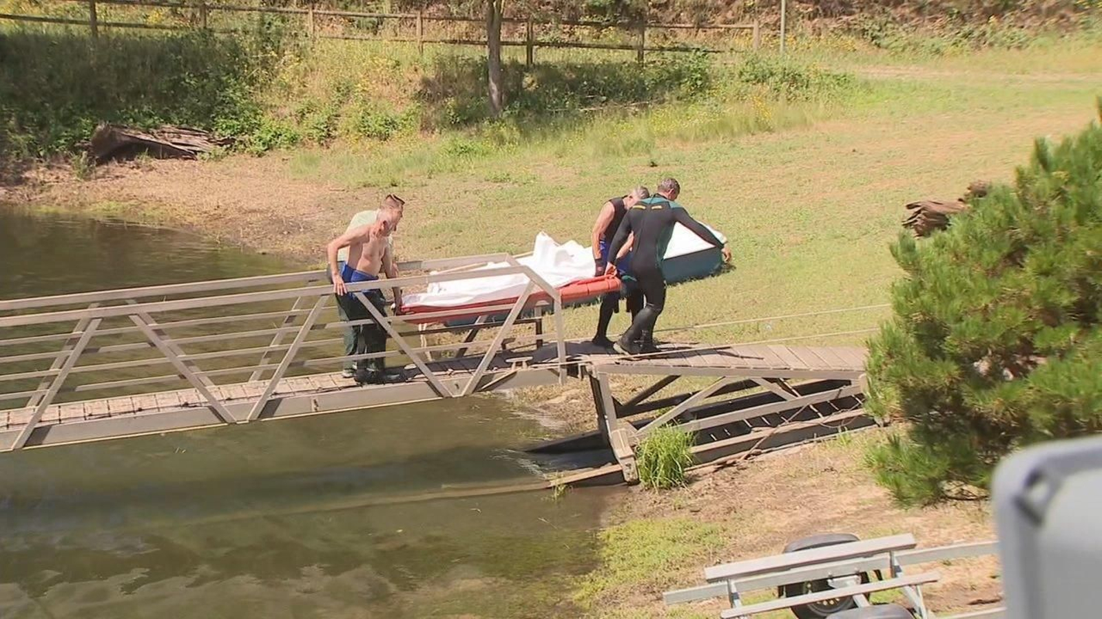 Los servicios de búsqueda retirando el cadáver del  hombre fallecido en el embalse de Belesar