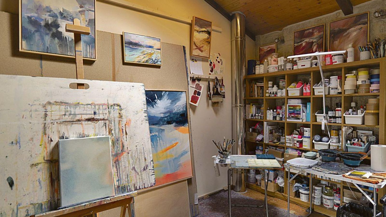 Interior del estudio donde trabaja Isabell Seibel en Amoeiro.