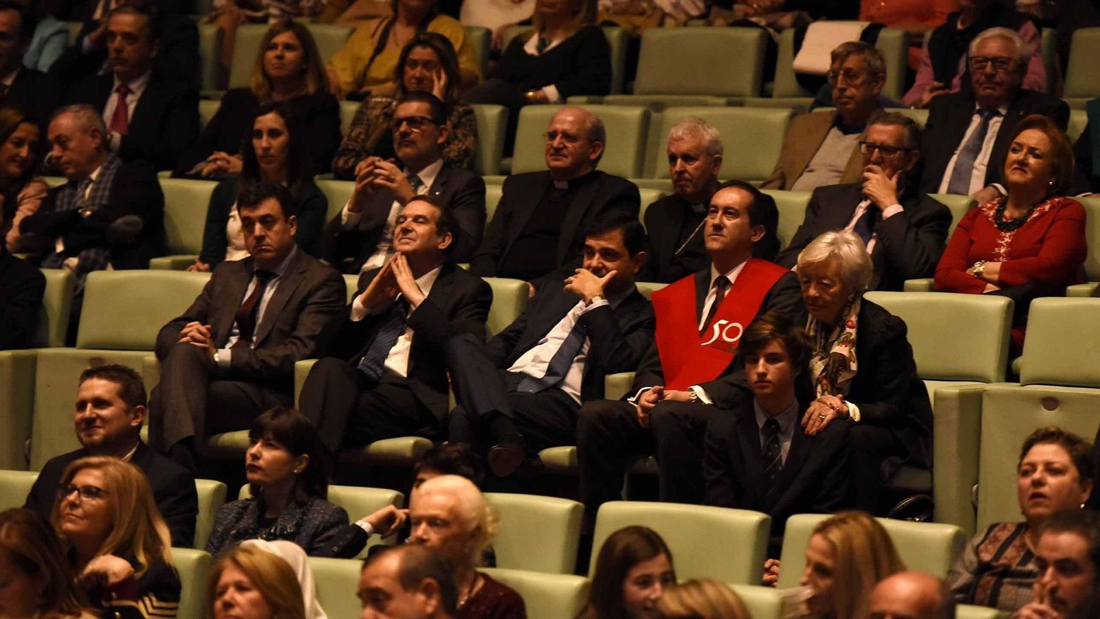 El conselleiro de Educación y el alcalde de Vigo, y con la banda el director de Montecastelo.