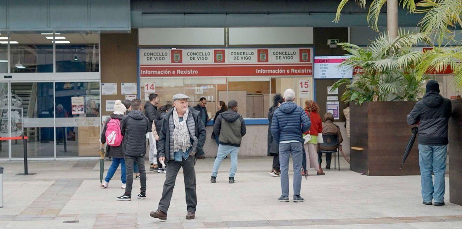 Vigueses de todas las edades en la lonja municipal, donde se encuentran las oficinas de atención al público.