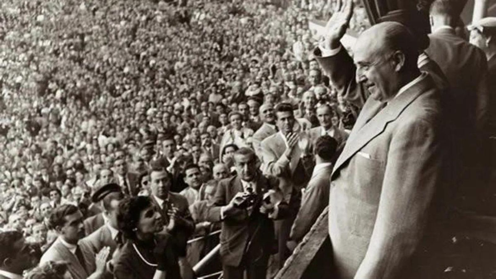 El dictador Franco recibido con entusiasmo en el Camp Nou de Barcelona.