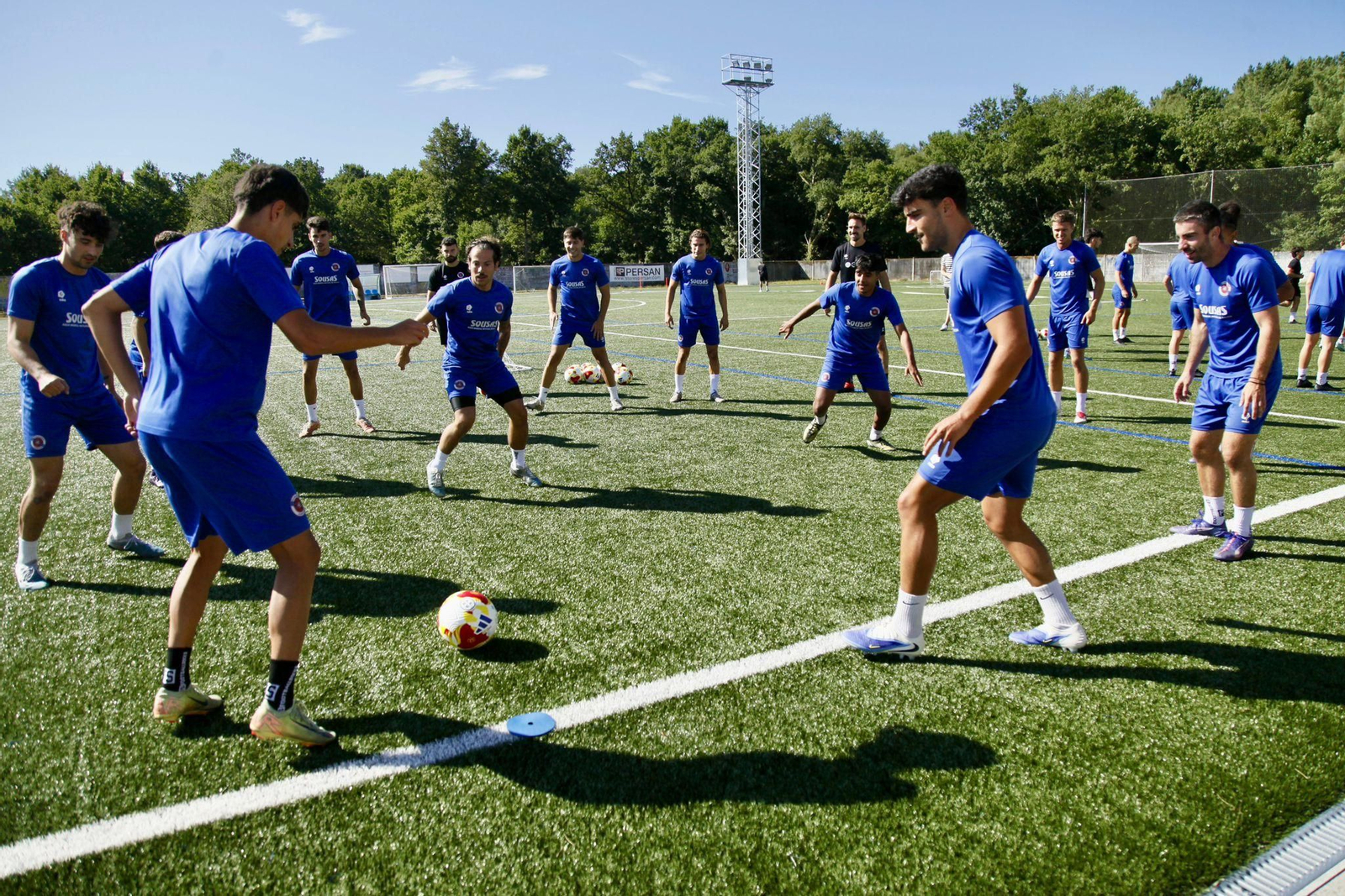 Manu Vizoso, Bruno Rielo, Jaichenko y el resto de los fichajes rojillos vivieron su primer entrenamiento con la UD Ourense, adaptándose rápidamente al grupo