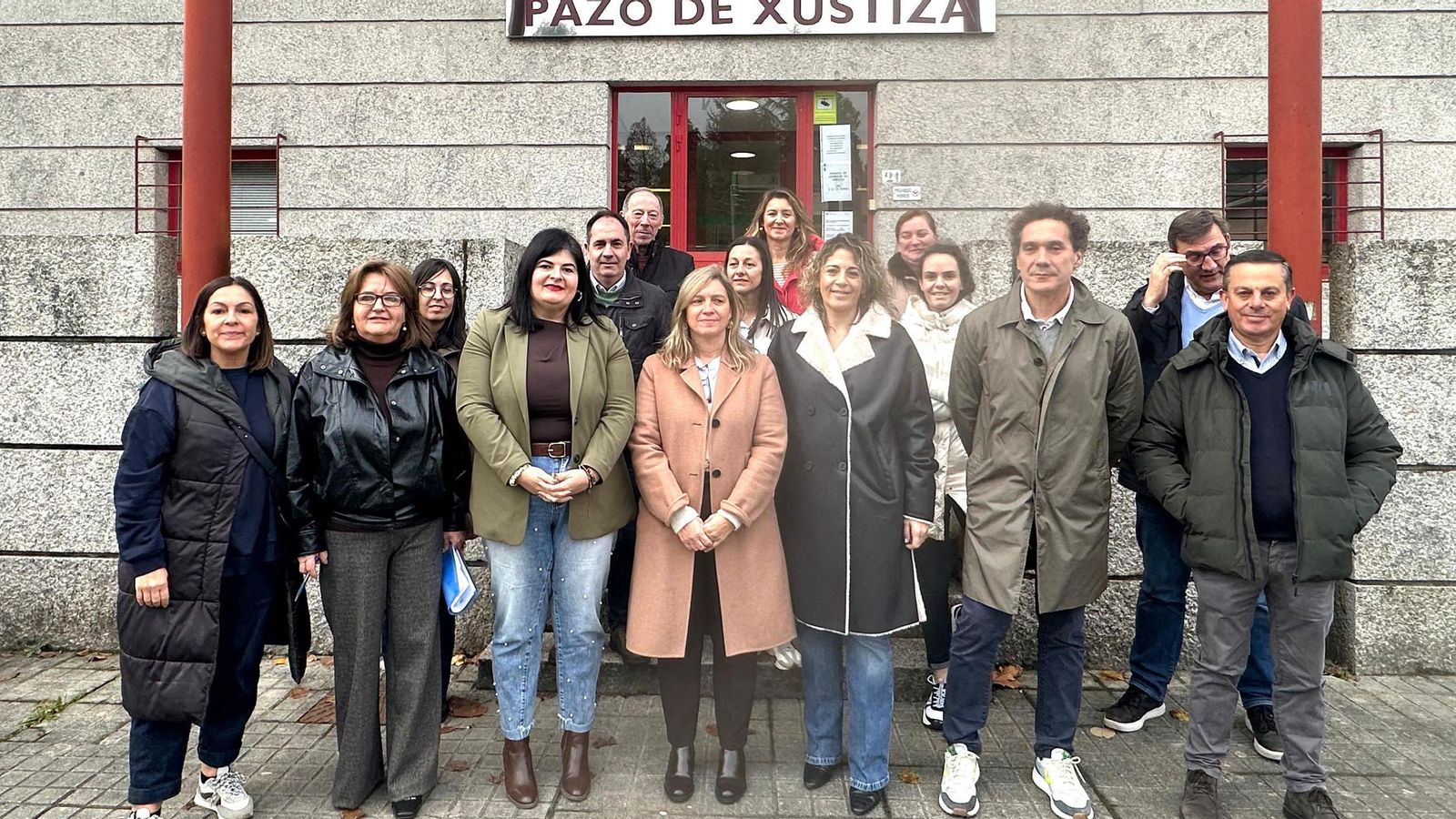 Representantes del PP provincial, este martes ante los juzgados de O Carballiño.