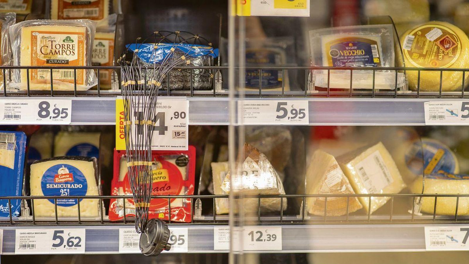 Quesos bajo llave en un supermercado