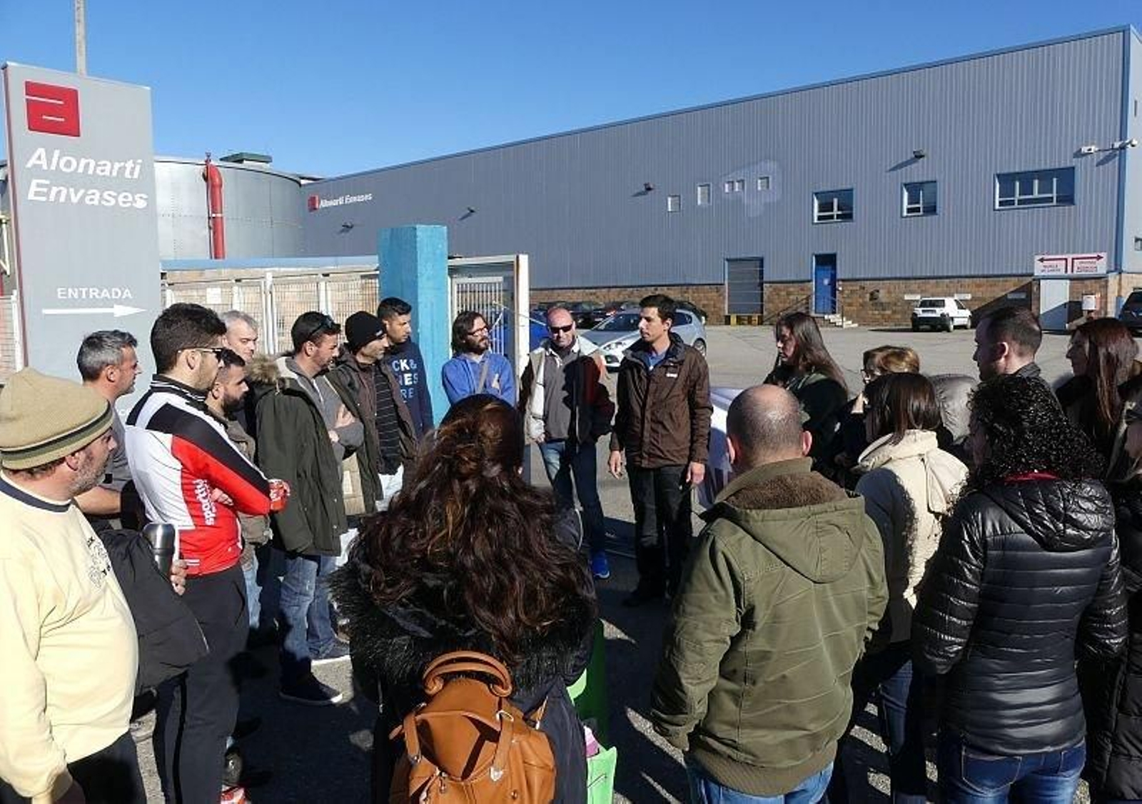 Los trabajadores apoyan a su compañero con un paro.