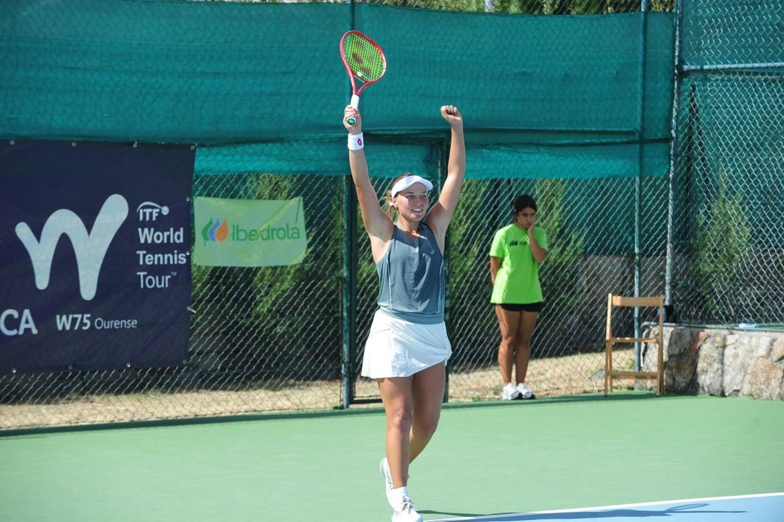 Sonja Zhiyenbayeva alza los brazos tras ganar el punto decisivo de la final disputada en el Club Santo Domingo, en Ourense.