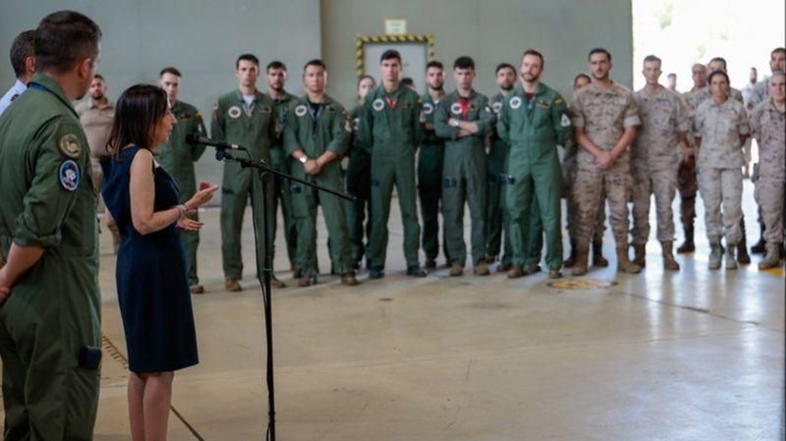 Visita de la ministra Margarita Robles del Ala 12 en la Base Aérea de Torrejón para despedir al personal integrante del Destacamento Aéreo Táctico Paznic