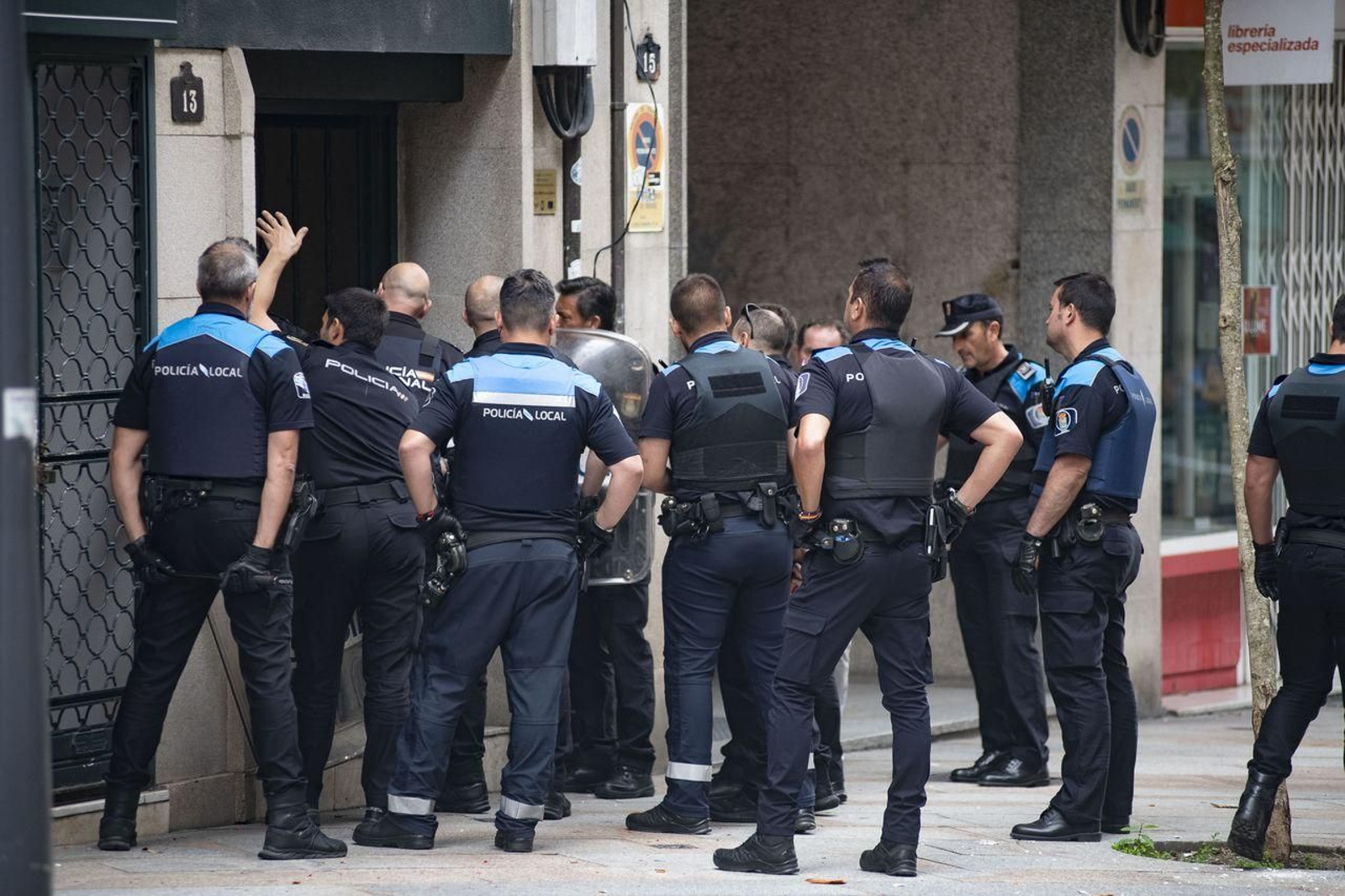 Los agentes, tras lograr detener al hombre (Foto: Xesús Fariñas)