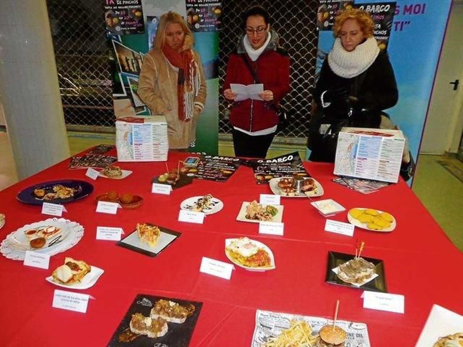 Irene Dacal, Sandra Moldes y Araceli Fernández con una muestra de los pinchos.