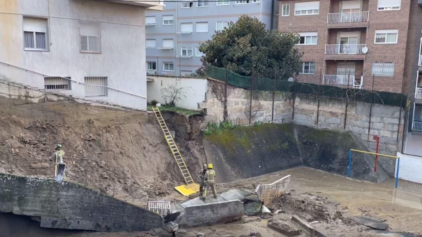 Muro caído en el colegio Cardenal Cisneros.