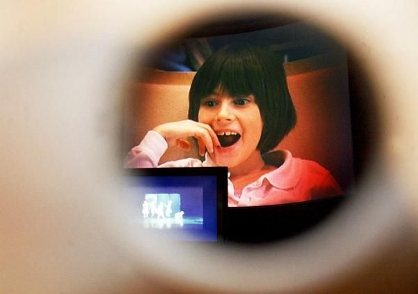 Al asomarse al agujero se descubre a través de proyecciones la reacción de los niños ante el teatro. foto: nuria perez.