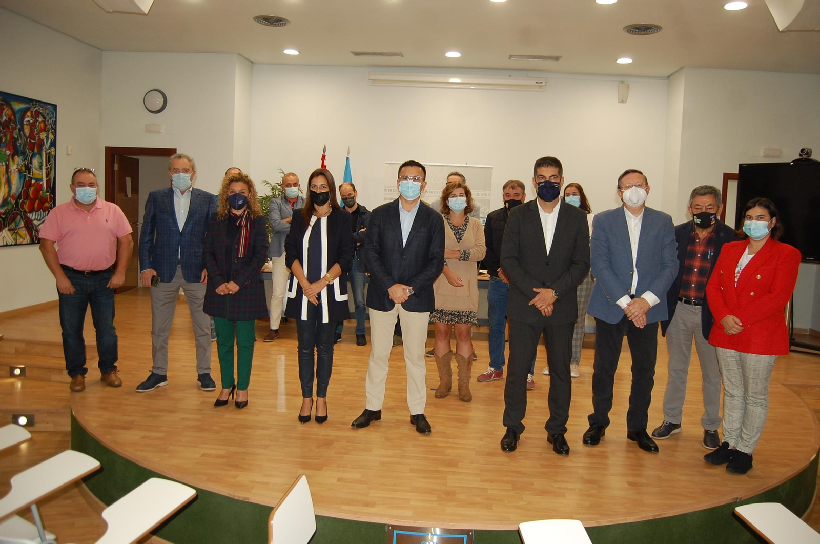 José González, no centro, acompañado de Gabriel Alén, dos alcaldes da Limia e outros representantes.