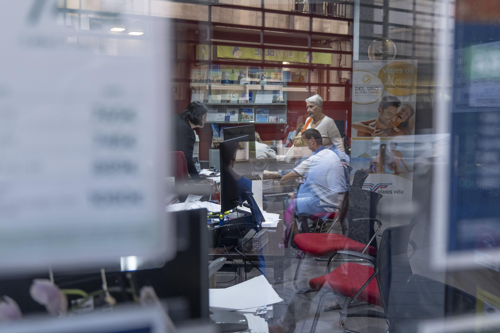Galería | Colas, consultas y destinos: así arrancan los viajes del Imserso en Ourense