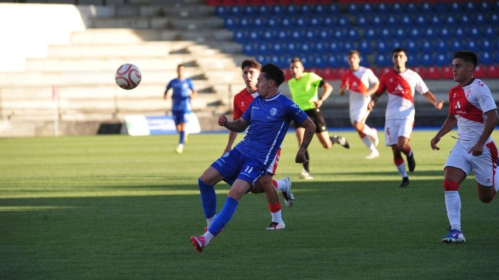 El delantero azulón Domi Fernández intenta controlar una pelota durante un partido en O Couto.