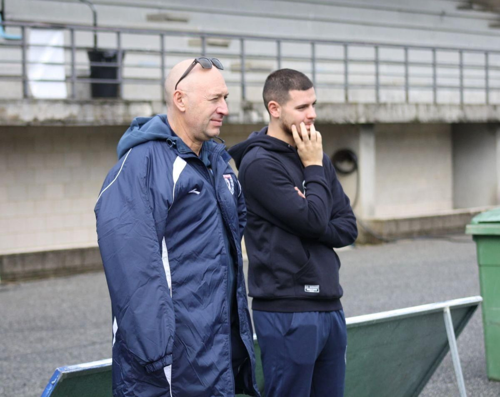 Santi Gómez (izquierda), ex director deportivo del Barbadás, junto al delantero, Gabi.