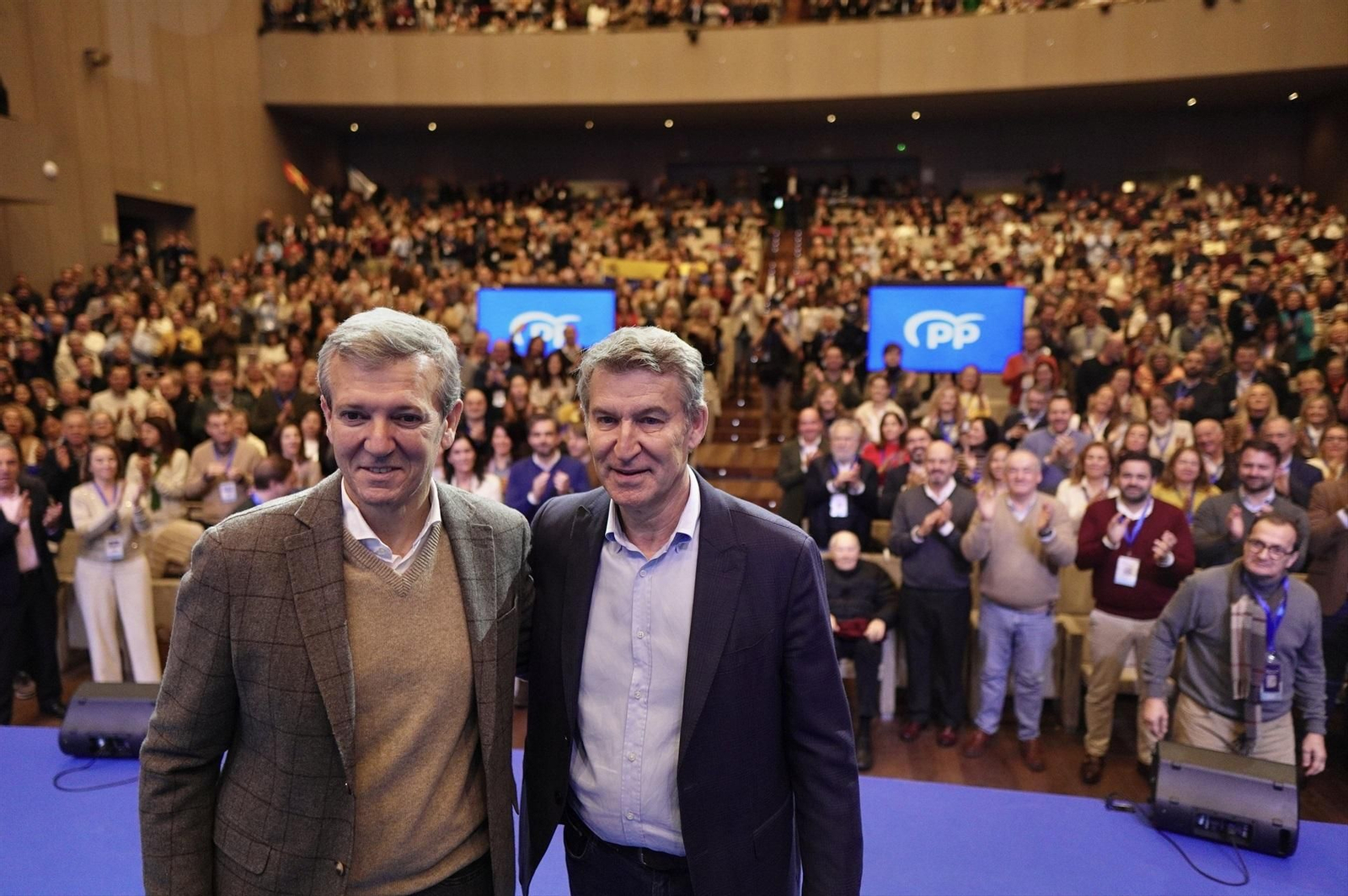El presidente del PP, Alberto Núñez Feijóo (d), y el presidente de la Xunta, Alfonso Rueda (i) en la clausura de la Interparlamentaria del PP en A Coruña.