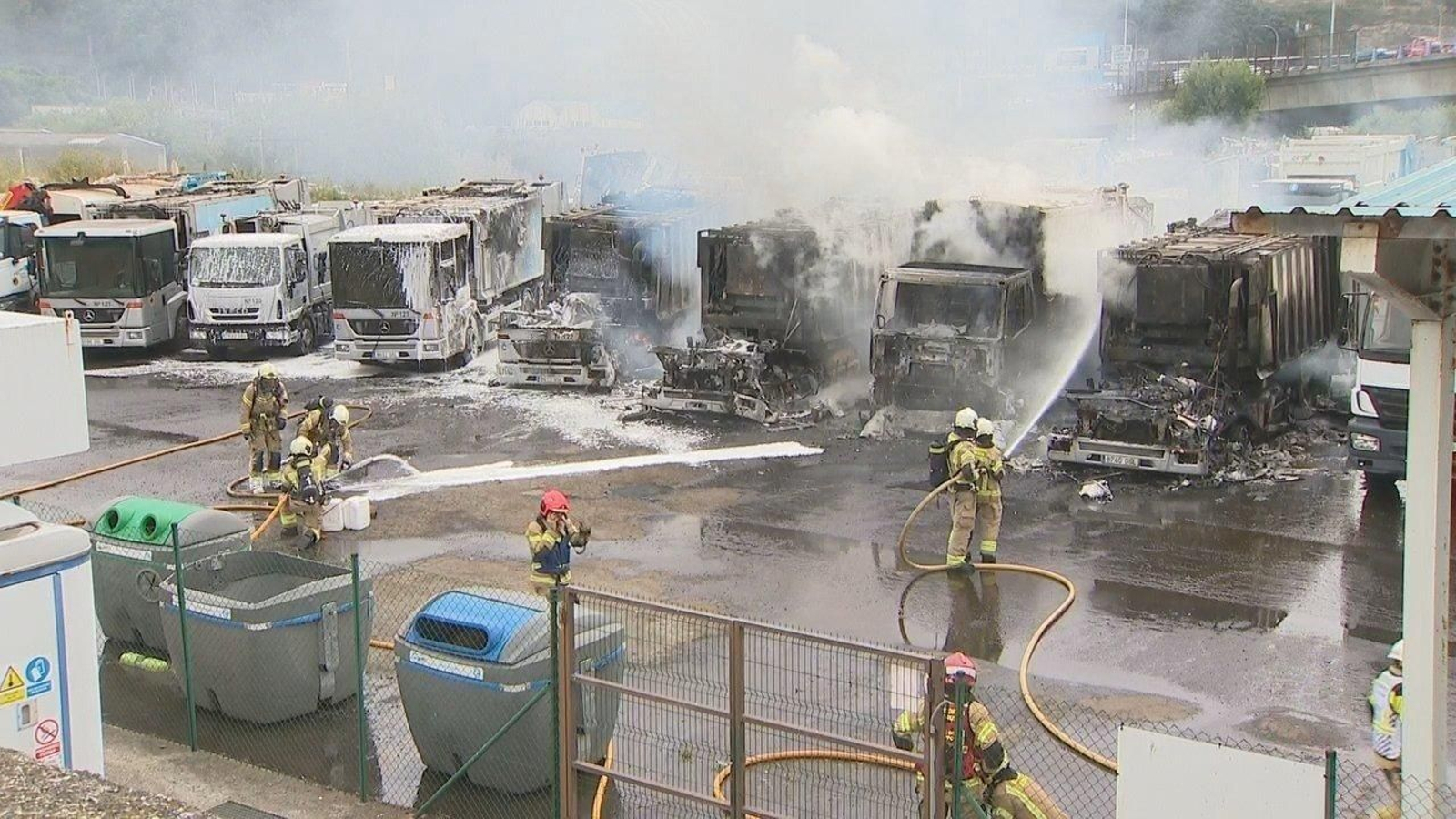 Imagen de los camiones de la basura afectados por el incendio en A Coruña. (Cedida)