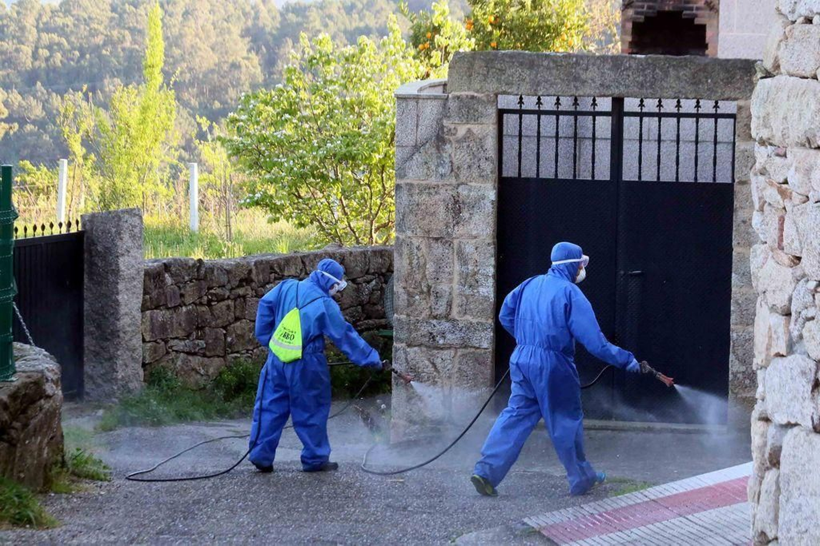 Viticultores ayudan en la desinfección de núcleos rurales.