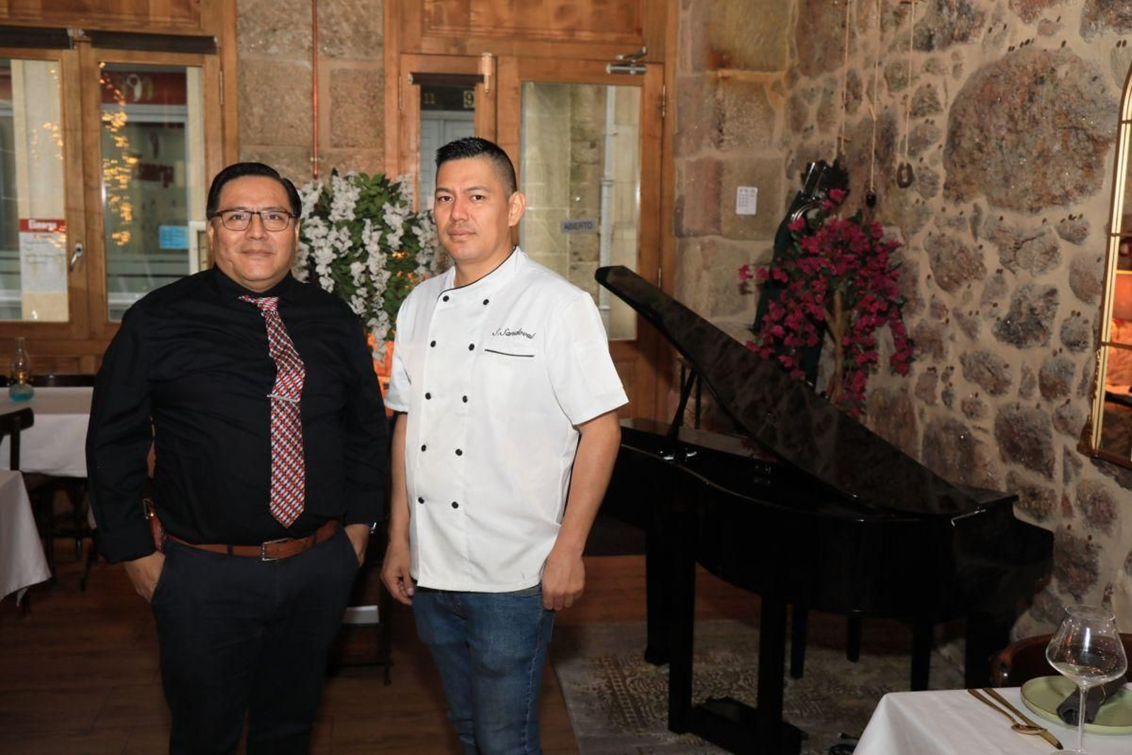 Rafael Vejerano e Israel Sandoval en el restaurante Sabores de Celanova.