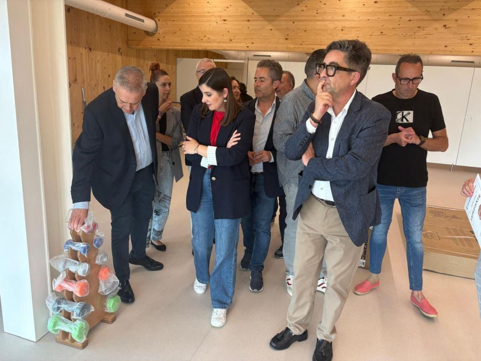 Conselleiro y alcaldesa, junto con el resto de asistentes a la visita al nuevo centro de salud.