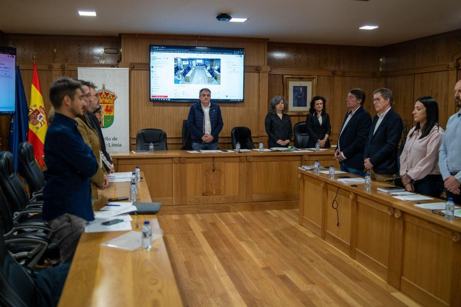 Miembros de la corporación guardando un minuto de silencio.