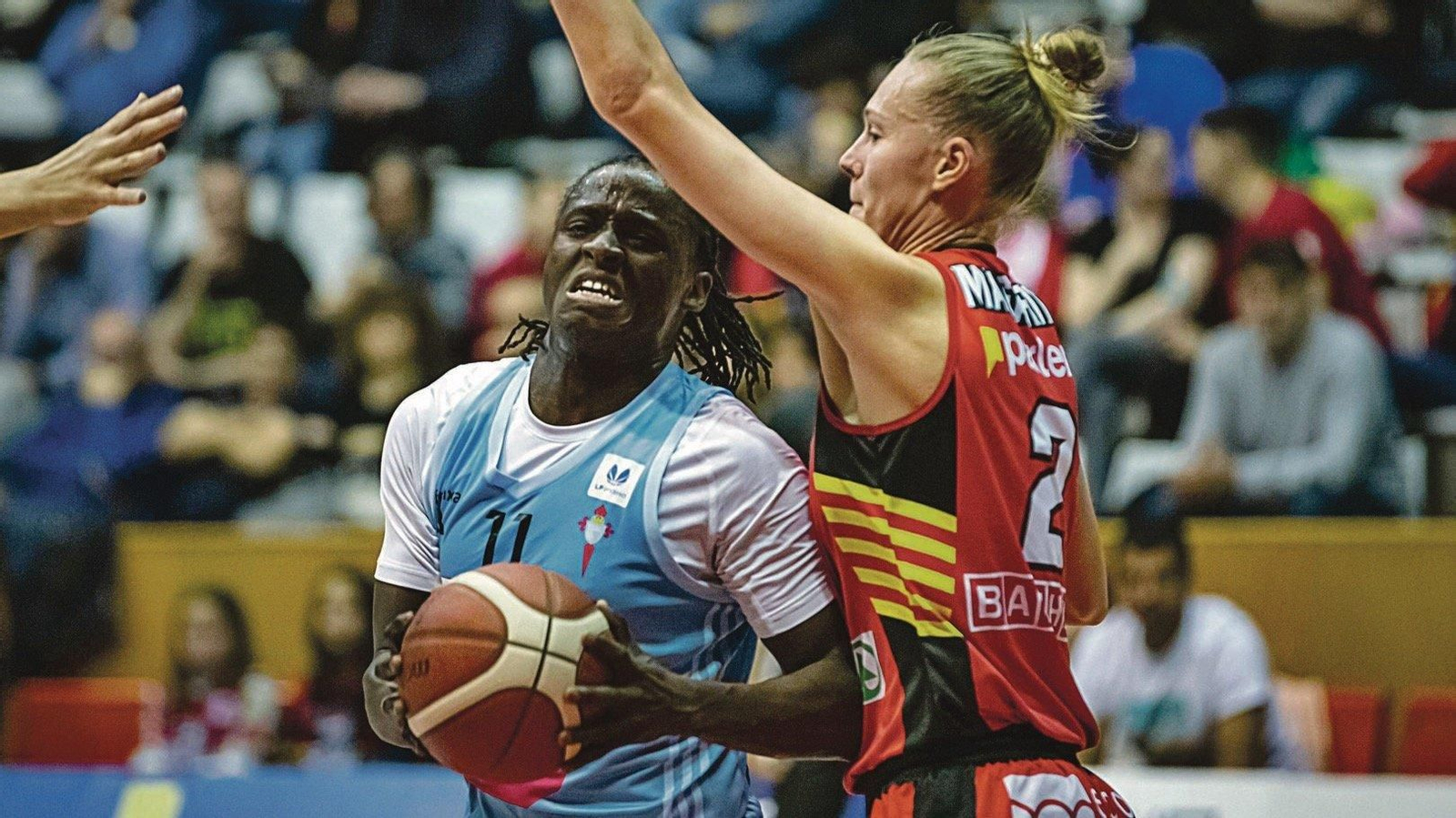 La céltica Murjanatu Musa mantuvo una dura pelea bajo los aros con la local Regan Magarity. // David Subirana