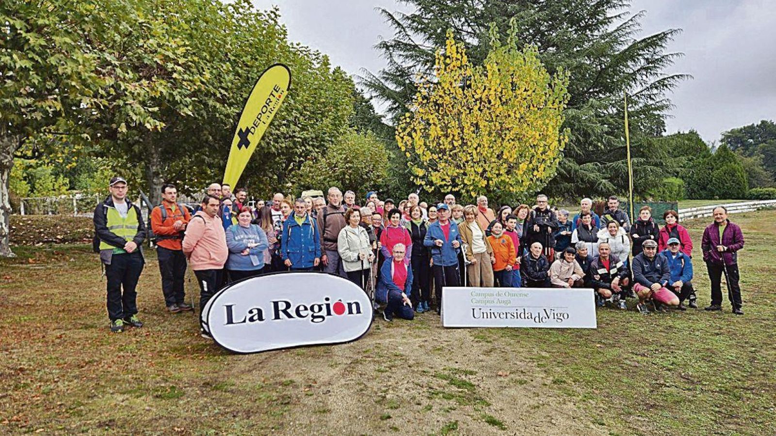 Participantes en la andaina-carreira por la Ruta dos Muíños.